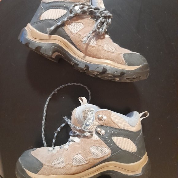 Get out and about in these Classic Columbia hiking boots - Picture 2 of 5